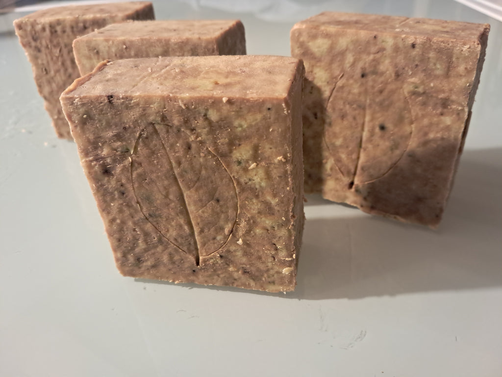 Savon Folium 100% Huile Extra vierge d'Olive avec Huile Essentielle de Myrte, Macérât huileux de Magnolia & Immortelle,  Poudre de Mauve