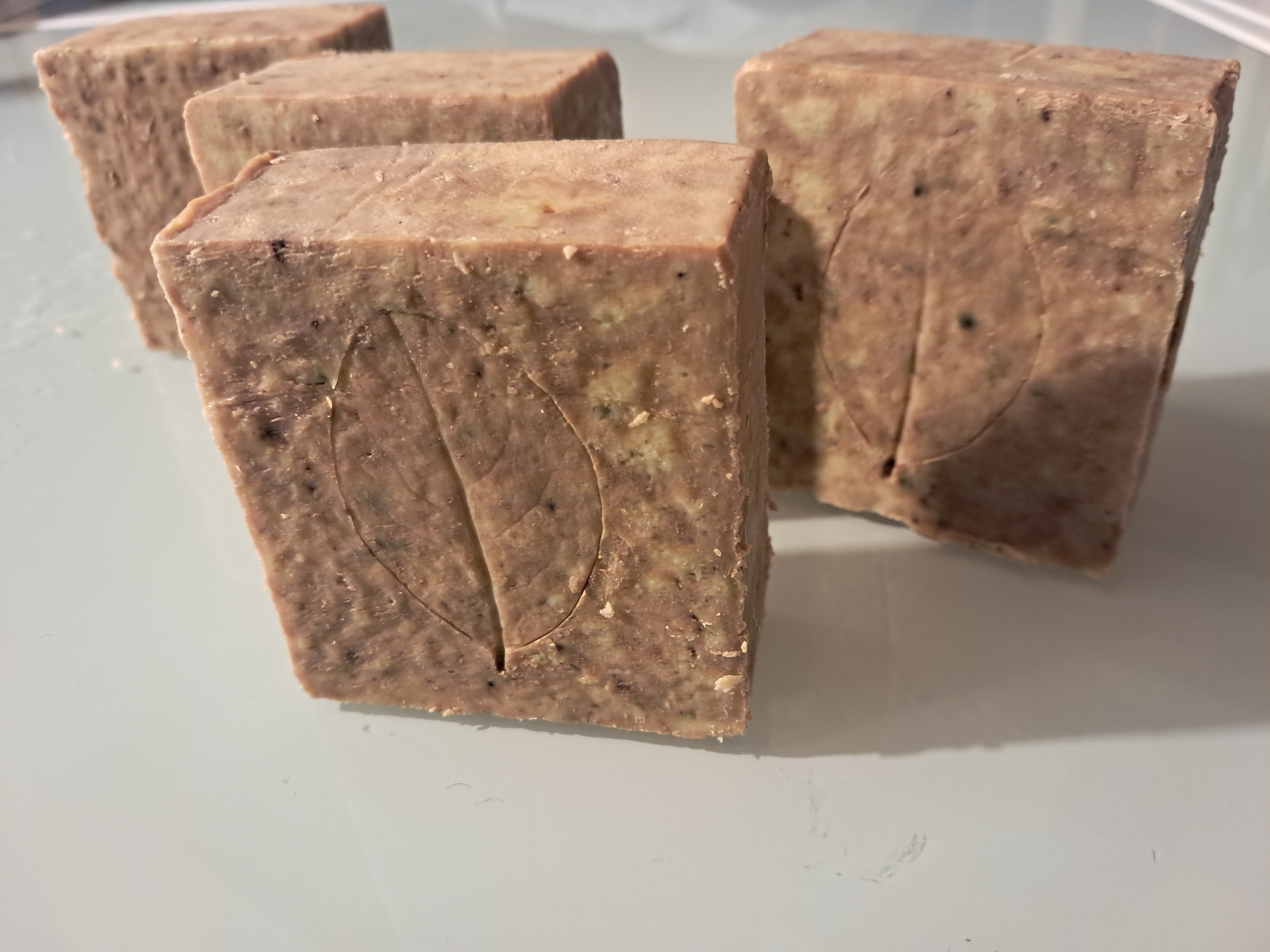 Savon Folium 100% Huile Extra vierge d'Olive avec Huile Essentielle de Myrte, Macérât huileux de Magnolia & Immortelle,  Poudre de Mauve