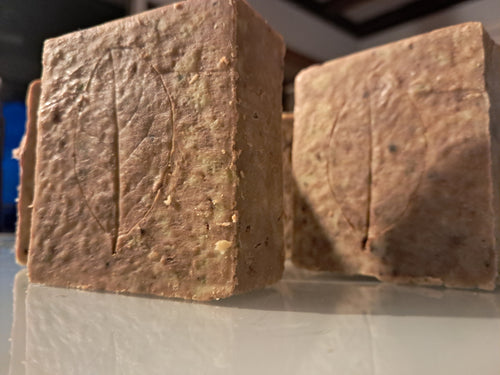 Savon Folium 100% Huile Extra vierge d'Olive avec Huile Essentielle de Myrte, Macérât huileux de Magnolia & Immortelle,  Poudre de Mauve
